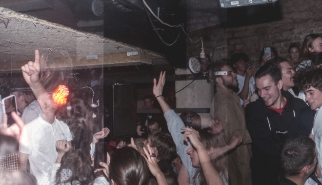 19 Café V lese, Domo